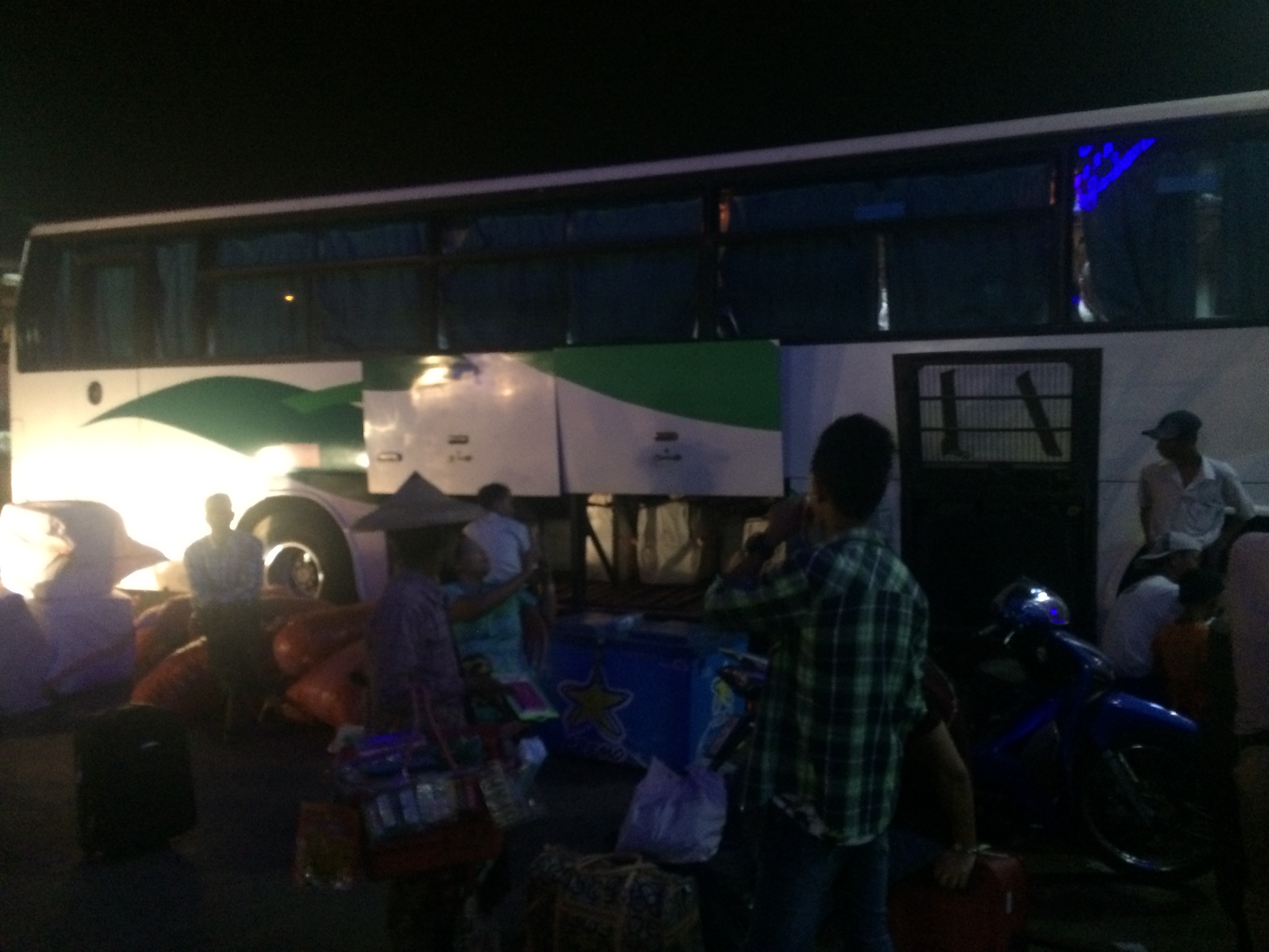 Der Nachtbus vor der Abfahrt in Yangon